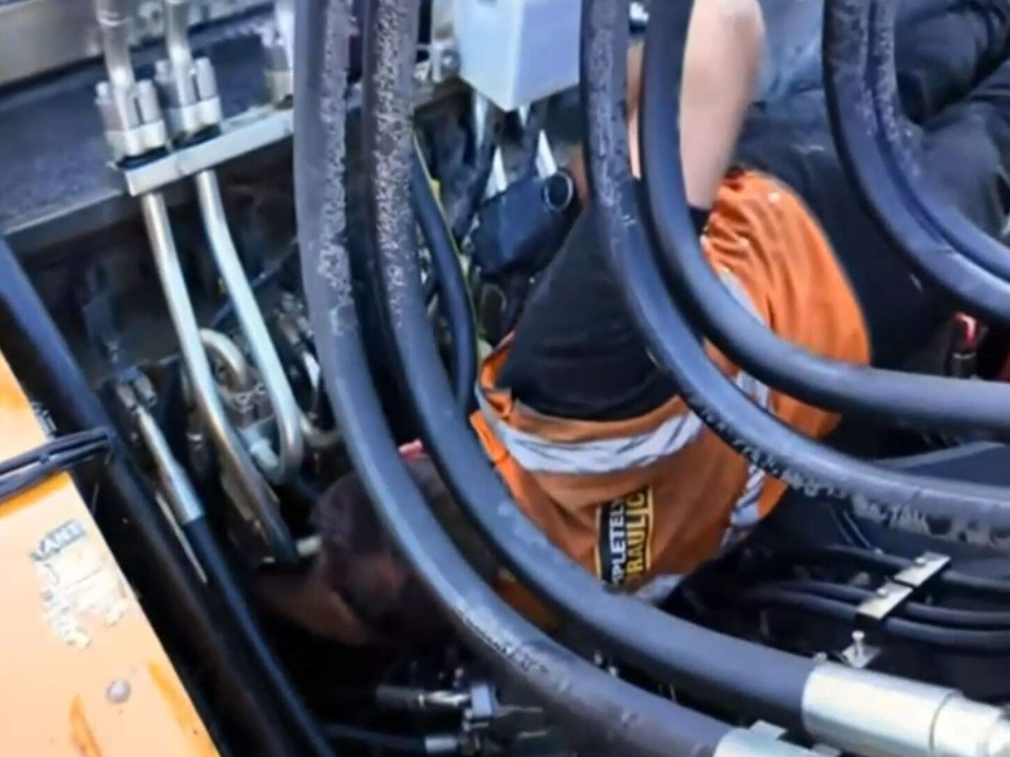 Mobile hydraulic hose repair