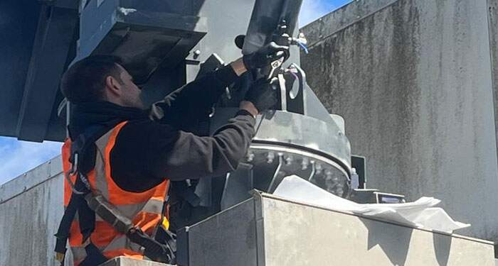 Mobile hydraulic maintenance on a Building Maintenance Unit at Canary Wharf