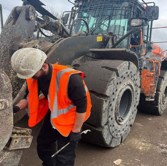 Hydraulic engineers supporting construction and plant machinery