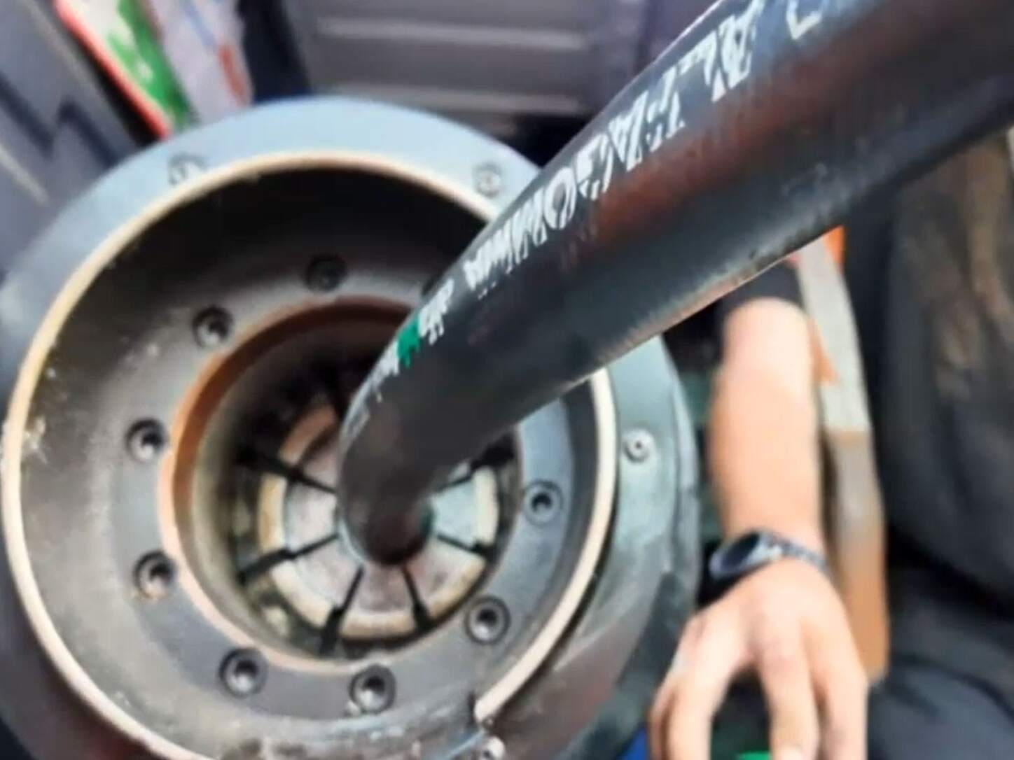 On-site hydraulic hose replacement